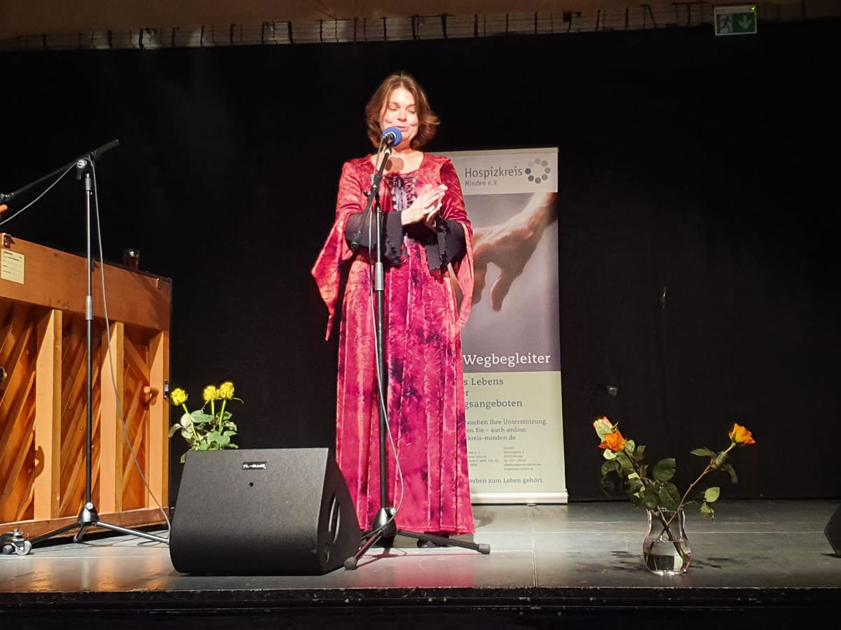 Die Märchenerzählerin auf der Bühne - Beatrice von Singen - Symbole Märchen, Rituale Rauhnacht, Analyse Ahnenforschung Die Märchenerzählerin auf der Bühne - Beatrice von Singen - Lebensberatung zur Selbstentfaltung