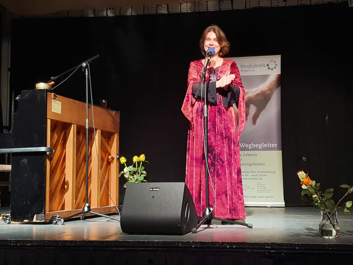 Die Künstlerin auf der Bühne - Beatrice von Singen - Symbole Märchen, Rituale Rauhnacht, Analyse Ahnenforschung Die Künstlerin auf der Bühne - Beatrice von Singen - Lebensberatung zur Selbstentfaltung